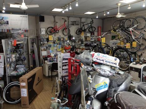 多様な自転車・バイク用品を取り揃えております。「山口輪店　材木町店」