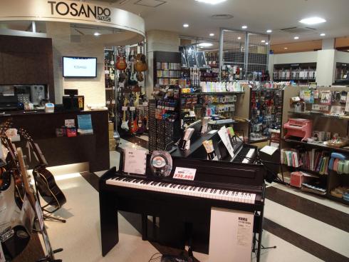 「東山堂クロステラスセンター」創業110年を超える老舗。書店と音楽教室を運営。