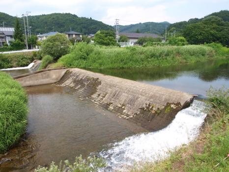 川遊びで人気があった水道橋下流の砂防堰