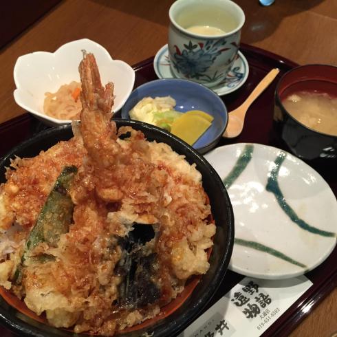 昼も夜も大人気の天丼です