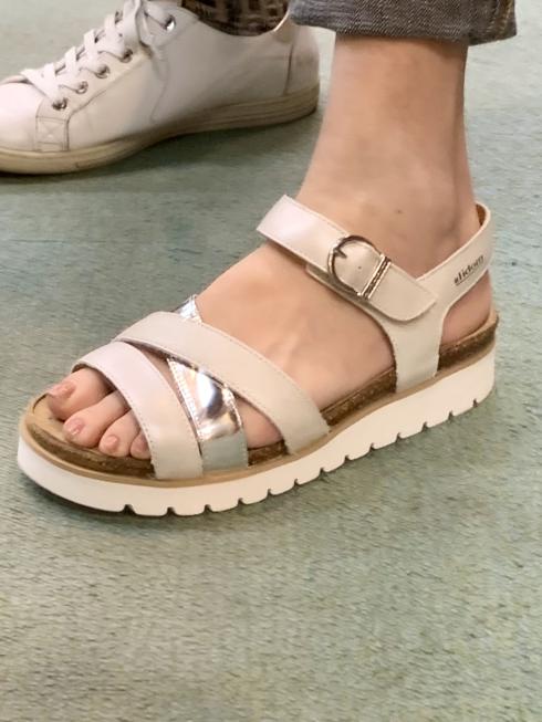サンダル入荷！